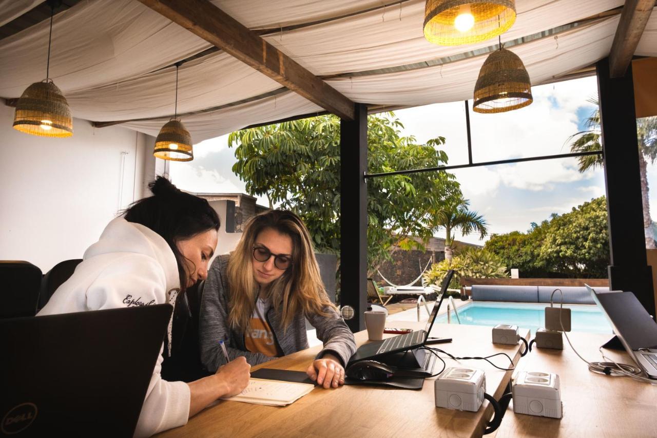 Creative Harbour Fuerteventura Hostel ลาคาเรส ภายนอก รูปภาพ